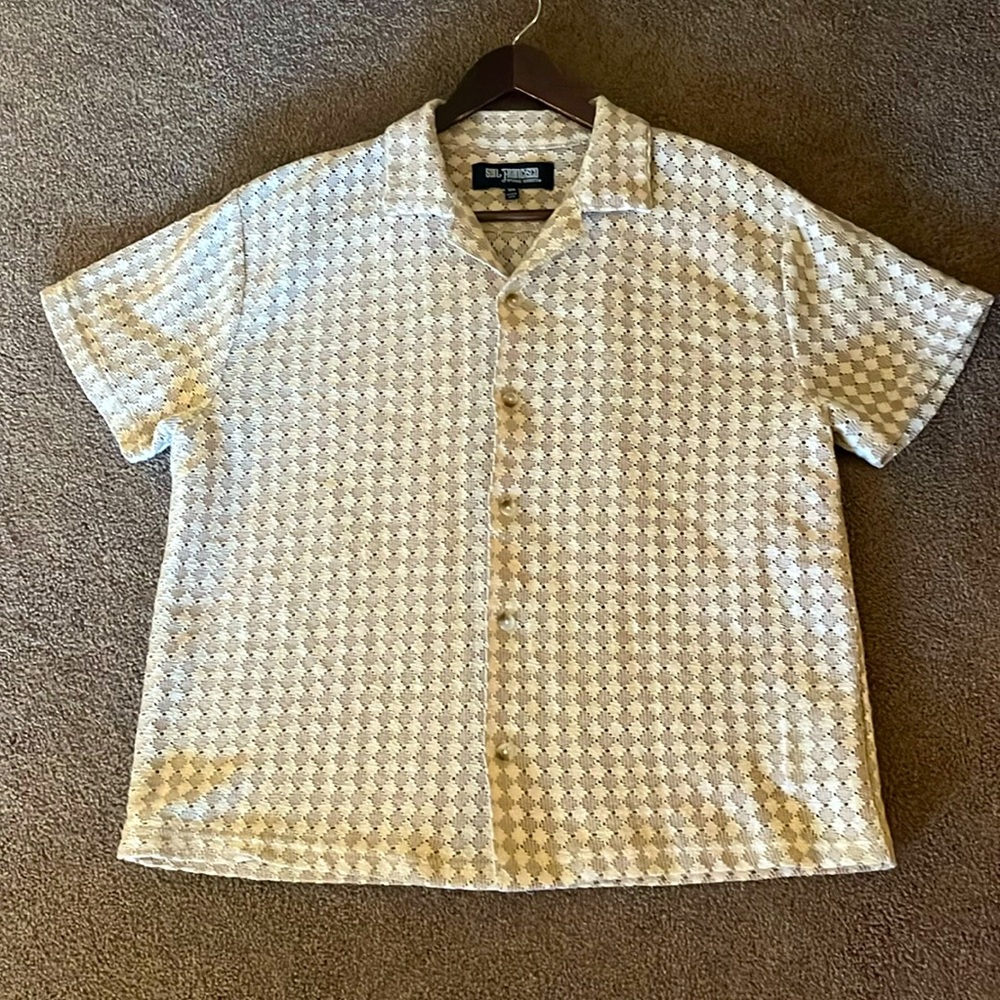 Lightweight short sleeved button down shirt, size M